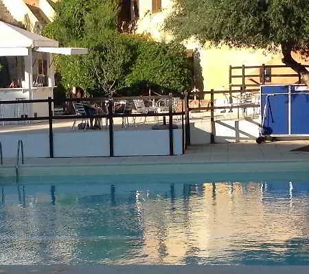 Ξενοδοχείο με διαμερίσματα Costa Ruja 3*